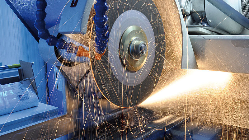 Trennscheibe mit Funkenflug