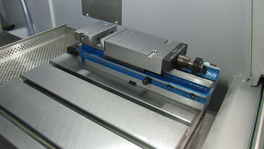 CN-432A2 - Maschine mit Spanntisch