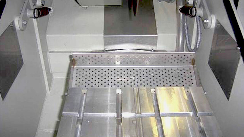 MN-350M2 - Maschinentisch, Auffangkorb und seitliche Durchführung