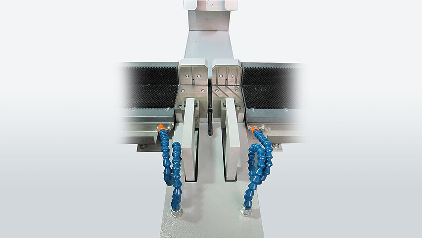 RSP-400N - Beidseitige Materialspannung links und rechts neben dem Trennschnitt