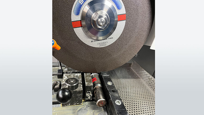 MN-400A1-A3 -  im Einsatz mit Werkstück